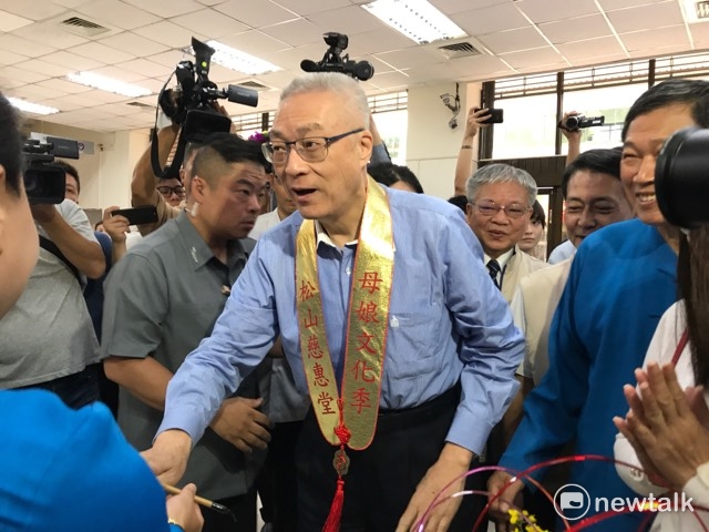 國民黨準主席吳敦義今（8）日上午出席松山慈惠堂「國際藝術連展」。 圖 : 周煊惠／攝