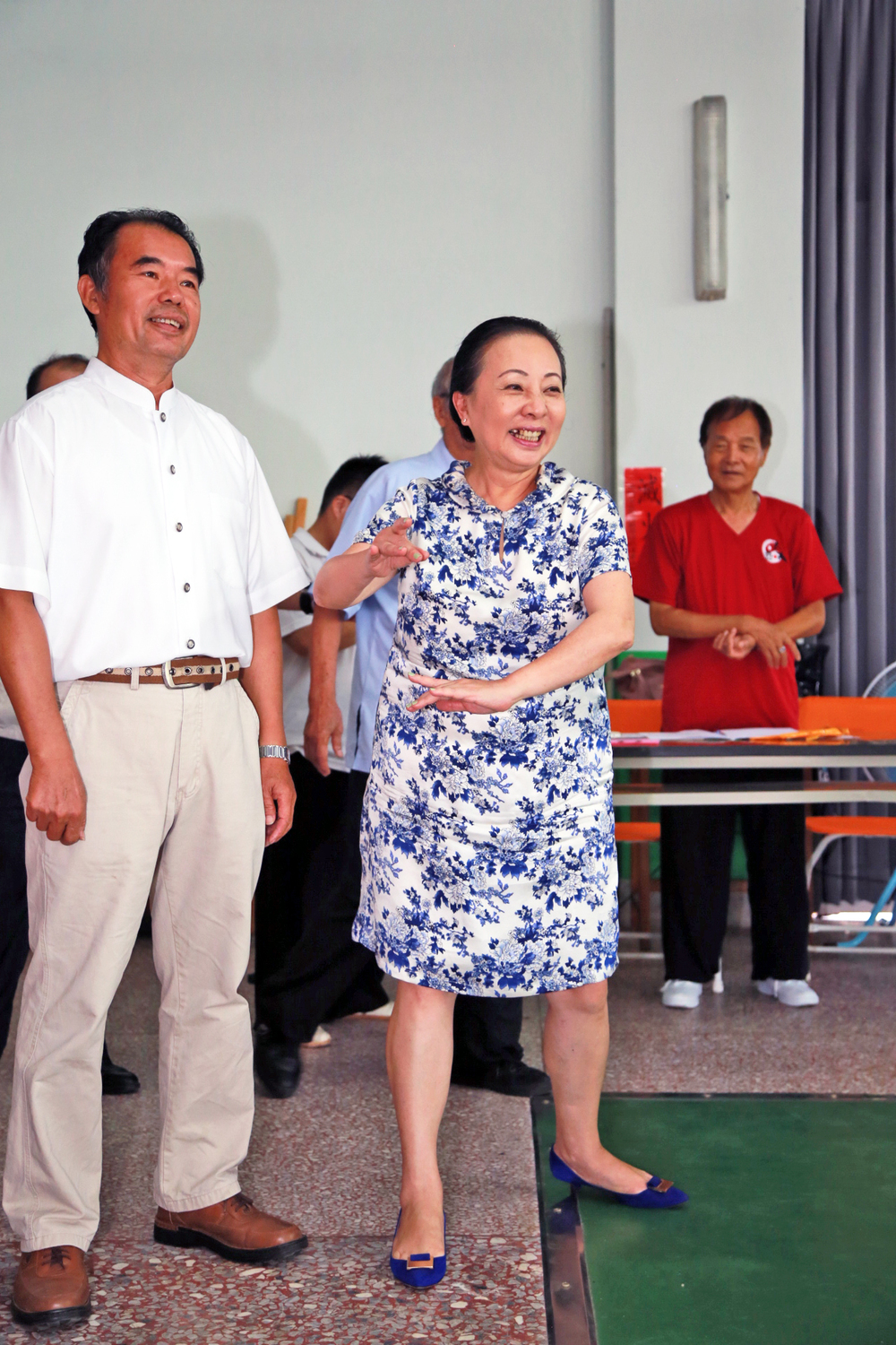 嘉義縣長張花冠看長者練太極拳，忍不住跟著學兩手。 圖 : 嘉義縣政府/提供
