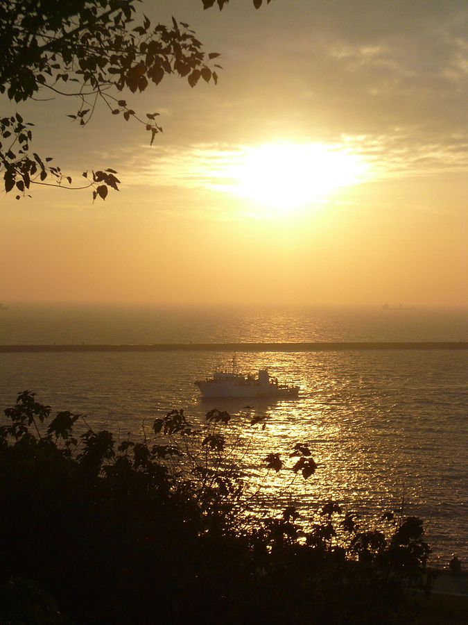 西子灣是一處以夕陽美景及天然礁石聞名的灣澳。西子灣的夕陽是高雄八景之一，海天一色的美景，美不勝收。 圖：翻攝自維基百科