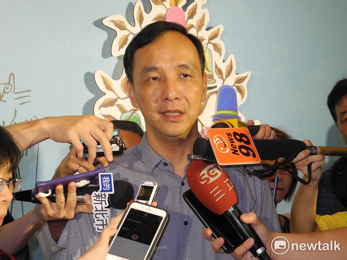 新北市長朱立倫今 (9) 日在被記者詢問政府將對退休將領到中國的事情進行處分時表示，一切應依法執行，不能無限上綱。 圖 : 王峻昌/攝