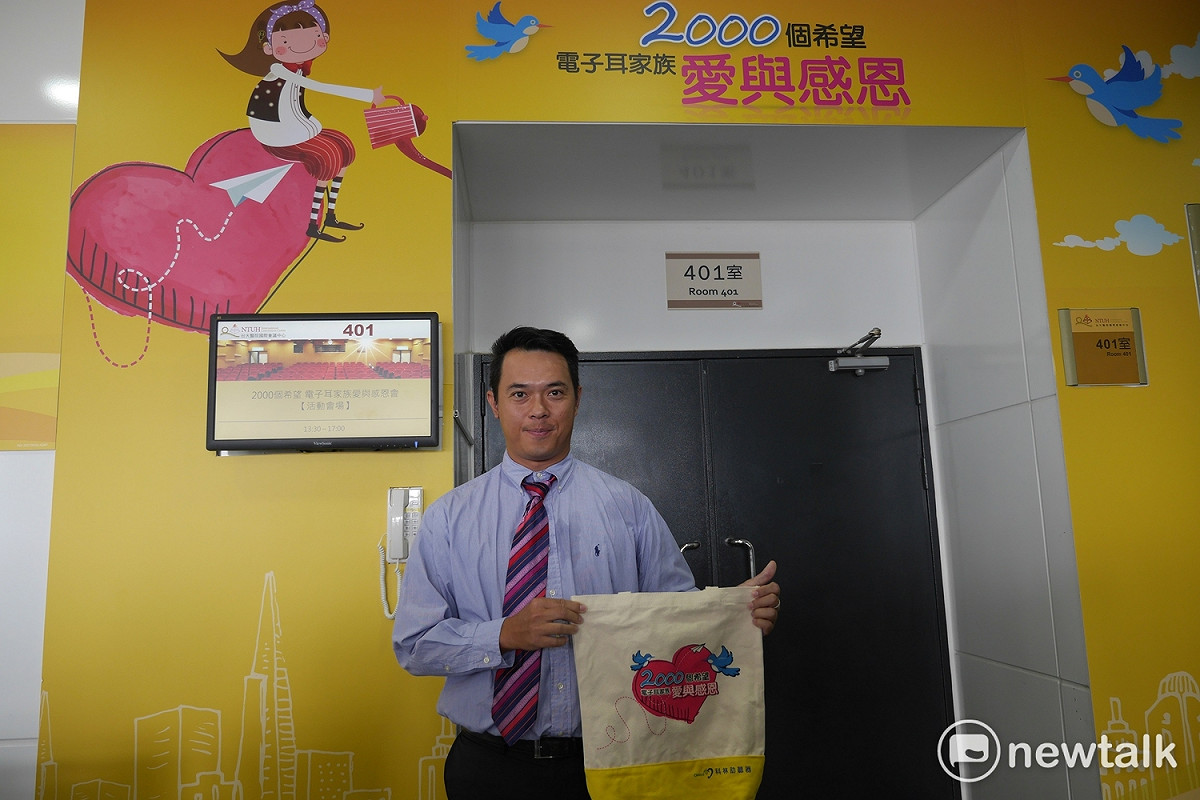 在大學任教的林先生自今年四月手術植入電子耳後，約能聽到外界八成聲音，生活與教學過程因而改善。 圖：趙婉淳/攝
