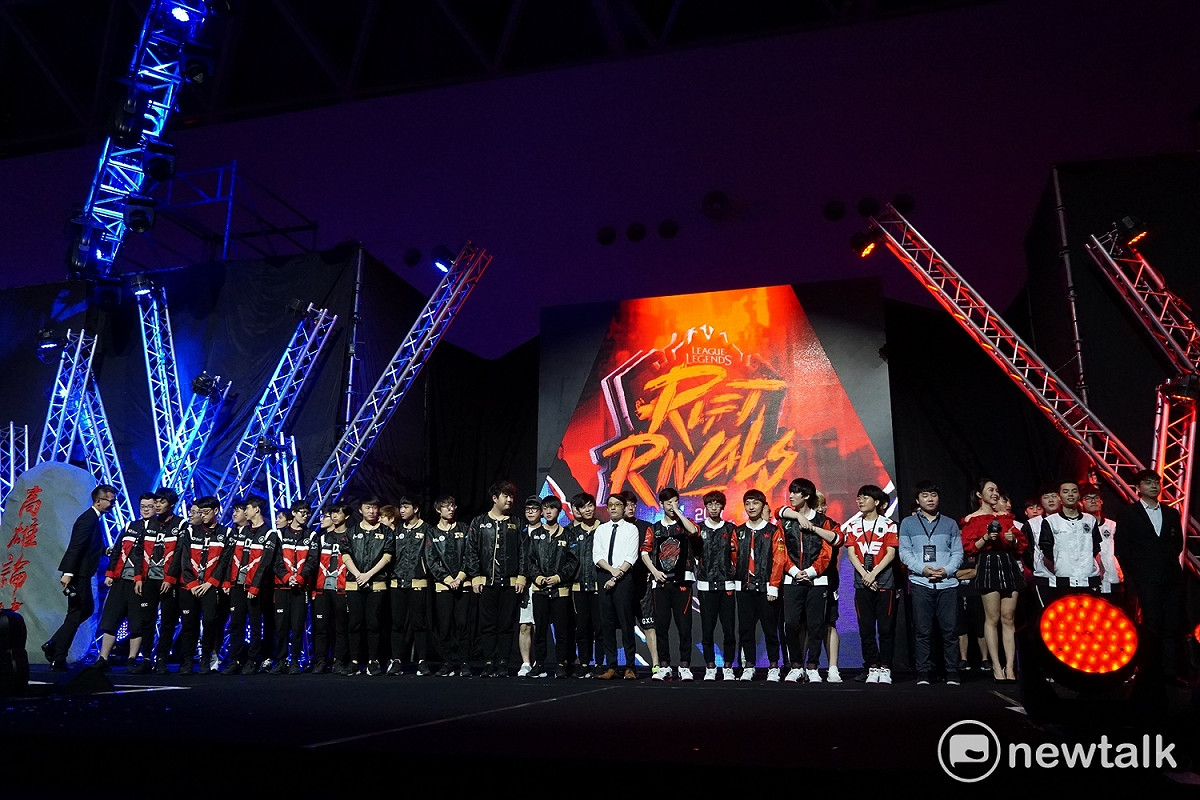 中國賽區（LPL）得到首屆《英雄聯盟》亞洲對抗賽的冠軍，Team WE的打野選手Condi抱著獎牌。 圖：蔡幸秀/攝