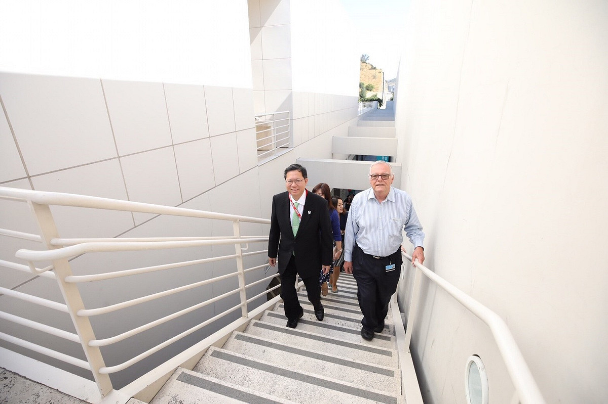 桃園市長鄭文燦率市府團隊的「美西政經之旅」，於美西時間8日上午，參訪觀摩蓋帝藝術中心（The Getty Center）。 圖:桃園市府提供