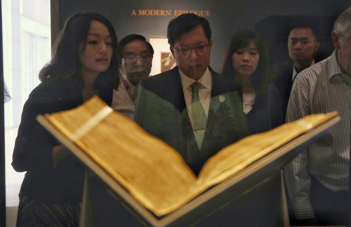 桃園市長鄭文燦率市府團隊的「美西政經之旅」，於美西時間8日上午，參訪觀摩蓋帝藝術中心（The Getty Center） ，鄭文燦：觀摩蓋帝中心特色，發展市立圖書總館及美術館，他並看了14-16世紀修道院手寫書，如祈禱用的聖經，也看到極具特色的藝術地毯畫作。 圖:桃園市府提供