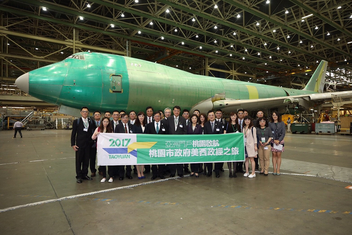 桃園市長鄭文燦率市府團隊進行「美西政經之旅」，於美西時間5日晚間，參觀波音公司。 圖:桃園市政府提供
