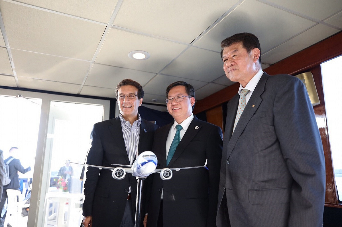 桃園市長鄭文燦率市府團隊進行「美西政經之旅」，於美西時間5日晚間，參觀波音公司。 圖:桃園市政府提供
