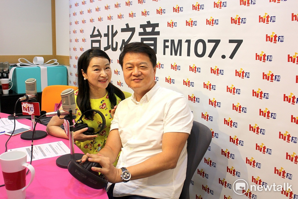 前台北縣長周錫瑋今（10）天上午接受電台專訪，詢及是否有意願參選明年新北市長選舉，周錫瑋不願正面回應僅說，人生有很多條路可走，參選是可能的一條路，但現在還沒有成熟。 圖：Hit Fm台北之音提供