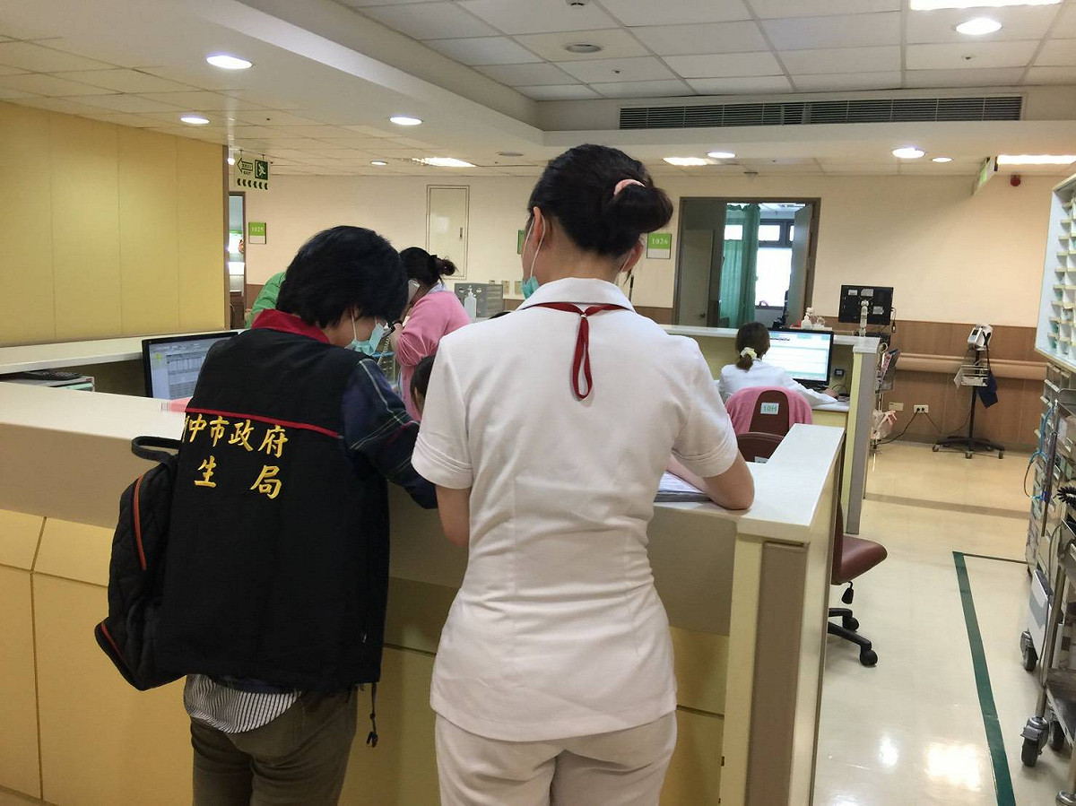 台中市衛生局人員至中國附醫執行抽查。 圖 : 台中市衛生局/提供