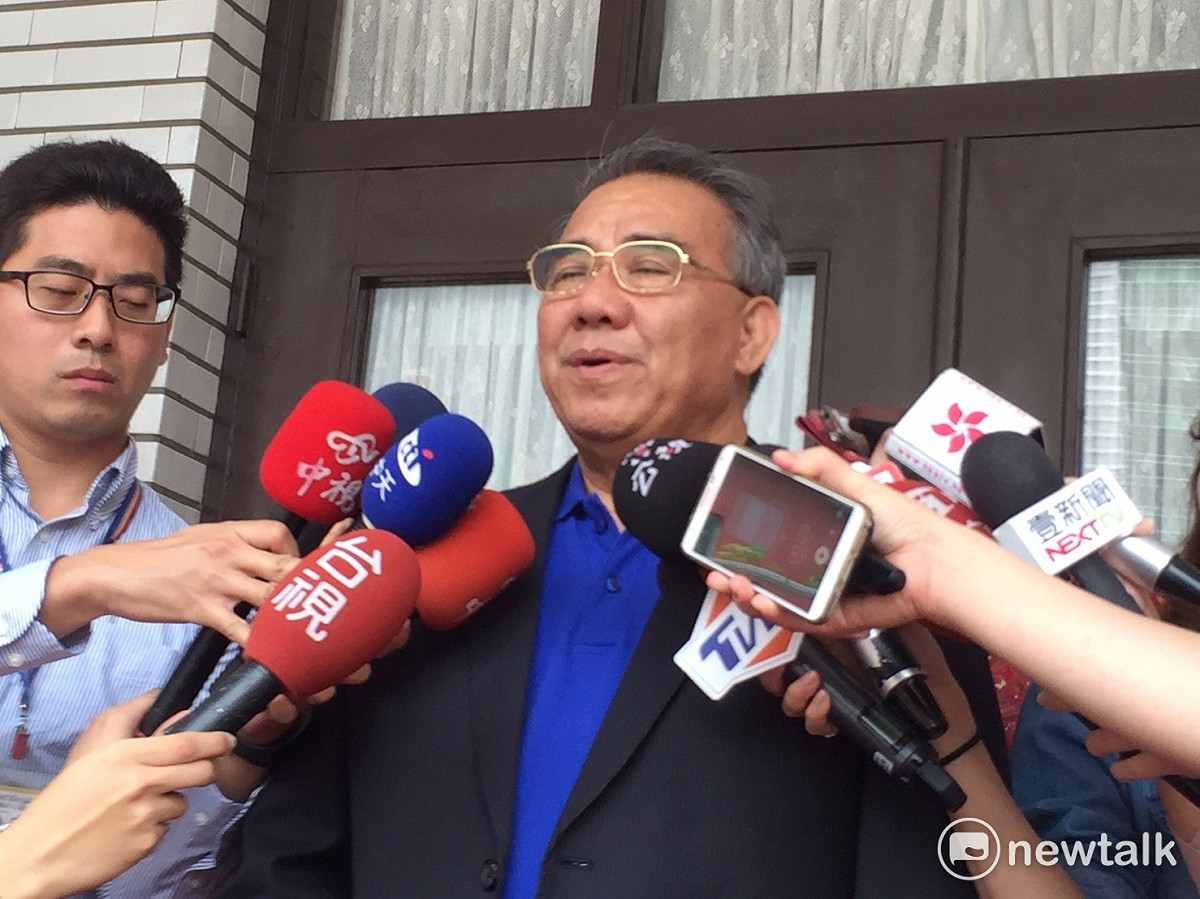 針對年改釋憲案，國民黨立委廖國棟10日表示，自己確實有給李鴻鈞看過國民黨立委連署版本；他強調，國民黨釋憲連署仍將持續。 圖：林人芳／攝