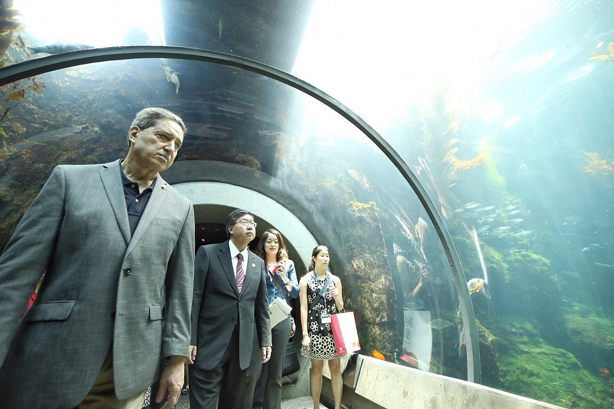 桃園市長鄭文燦正在美國參訪當地水族館。 圖：桃園市政府/提供