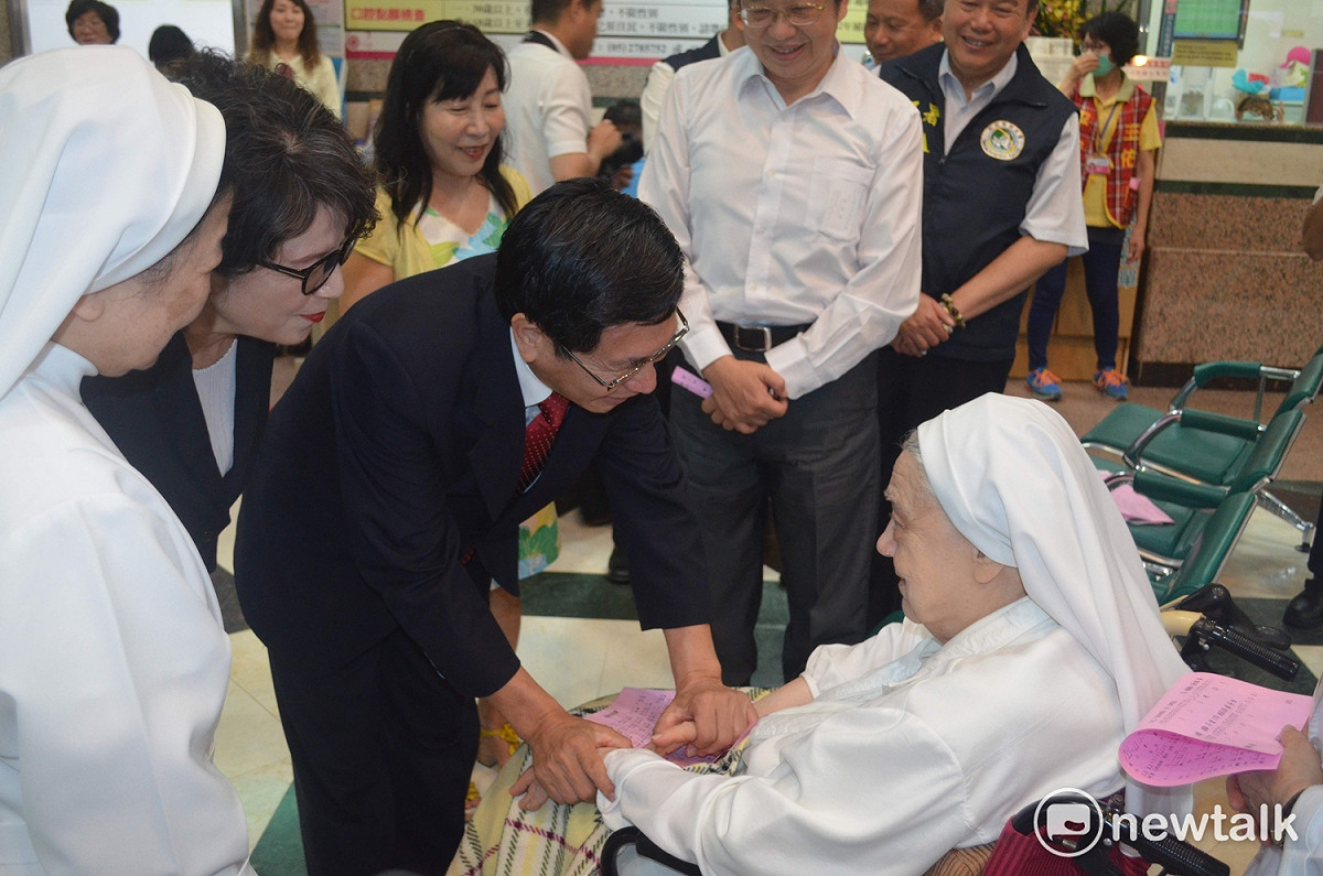 嘉義市長涂醒哲向華修女致意。
 圖：蔡坤龍/攝