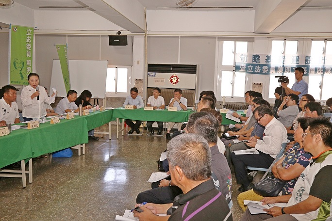 嘉義縣長張花冠今 (10) 日前往新港鄉公所與中央相關部會代表討論前瞻基礎建設計畫，並爭取與新港鄉相關的前瞻計畫和地方建設項目。 圖 : 嘉義縣政府/提供