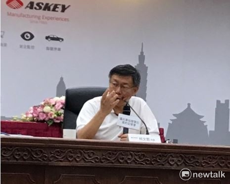 台北市長柯文哲昨（9）赴萬華青年公園遇到淹水，他表示已解決，「我擺了個臉色，他昨天晚上就解決了。」 圖 : 周煊惠／攝