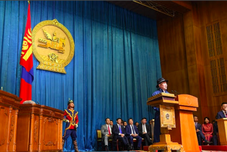 蒙古新總統巴圖勒嘎（前）10日發表就職演說，強調要加強與中國、俄羅斯以外國家的合作。 圖：翻攝蒙古總統府官網