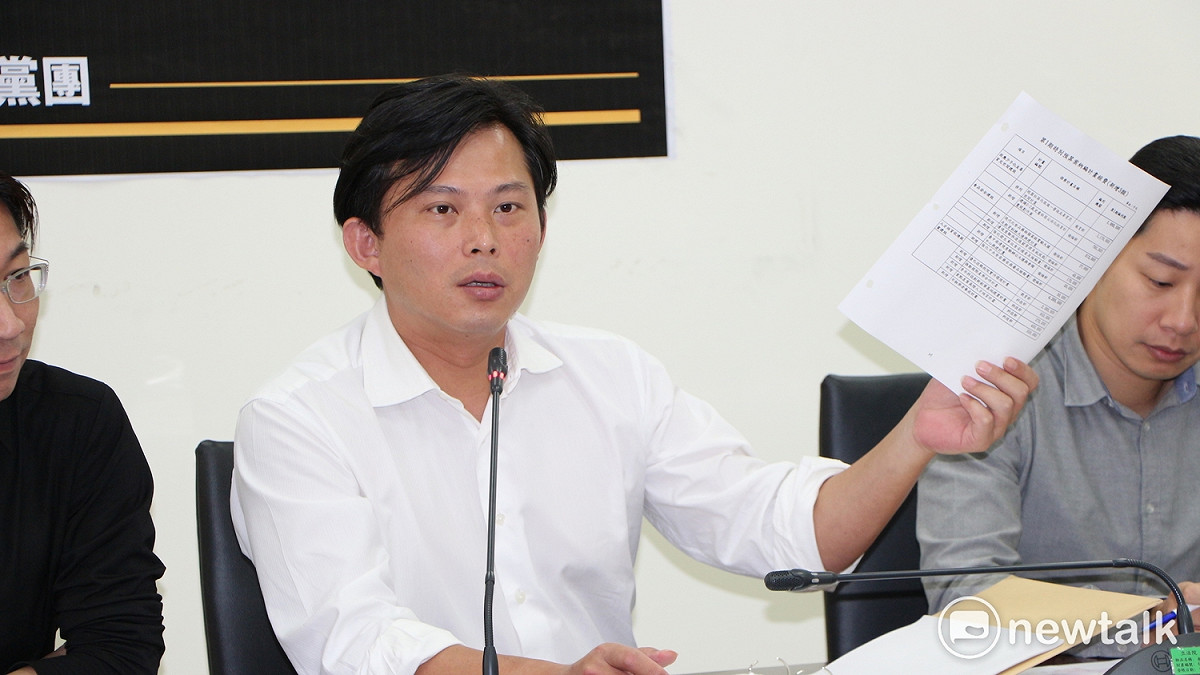 黃國昌11日拿起政院提供的預算項目表，強調前瞻預算目前只有「一張紙、編一個項目、後面打一個金額」，他爆氣說「開什麼玩笑？這樣的東西審得下去嗎？」 圖：廖品瑄／攝