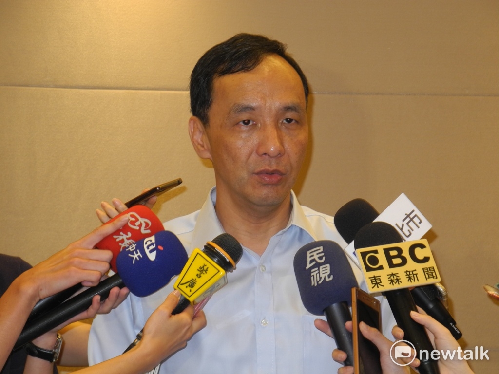 新北市長朱立倫上午砲轟一例一休造成公共工程不斷流標，也影響勞工無法享受原有權益，呼籲中央趕快修訂法令。 圖：王峻昌／攝影