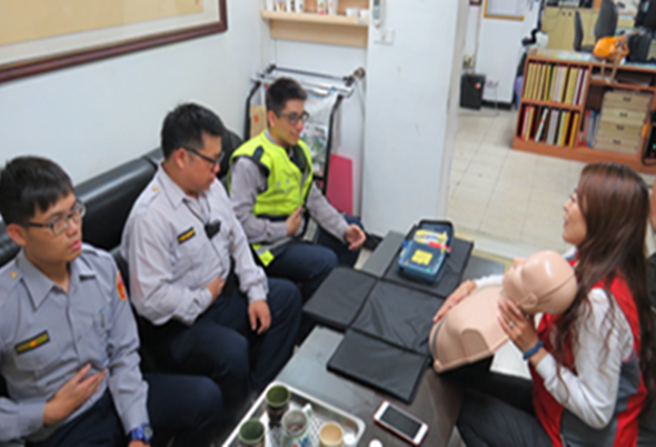 員警接受CPR及AED教育訓練。 圖：台北市政府衛生局