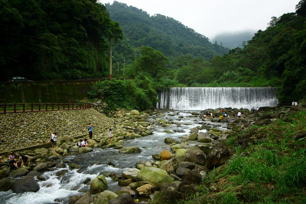 北埔冷泉屬弱鹼性碳酸泉，略帶鹹味，夏天水溫約15度，冬天約10度，夏日把腳浸入泉水中讓人通體舒暢。 圖：Flickr提供