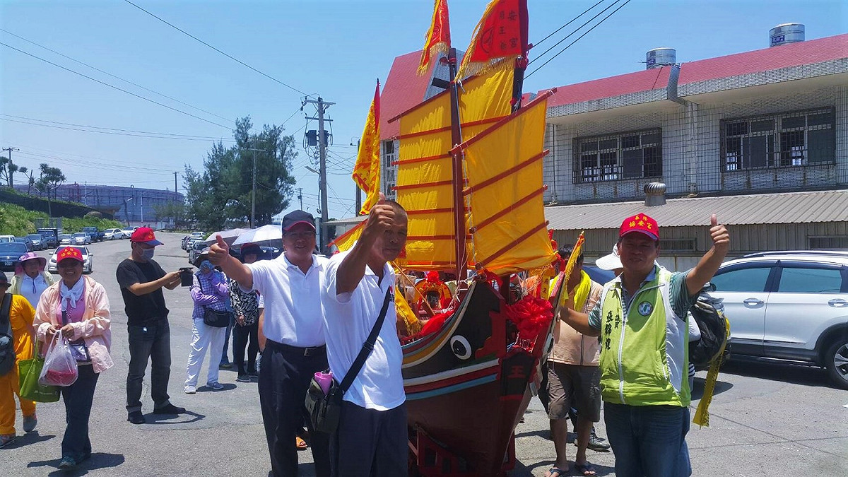 為了參與池府王爺巡港遶境活動，外木山漁港家家戶戶當天都會放下手邊的事，到協安宮幫忙祭典事宜。 圖：基隆市政府/提供