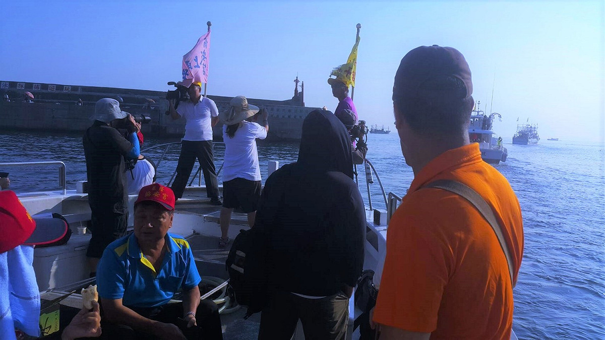 今年基隆市政府更與廟方合作，搭配今夏漁樂季活動，邀請民眾搭乘娛樂漁船共同隨著王船進行海上遊港遶境活動，隨著王爺一同出海「遊江」，體驗這項基隆特殊的海上民俗祭典。 圖：基隆市政府/提供