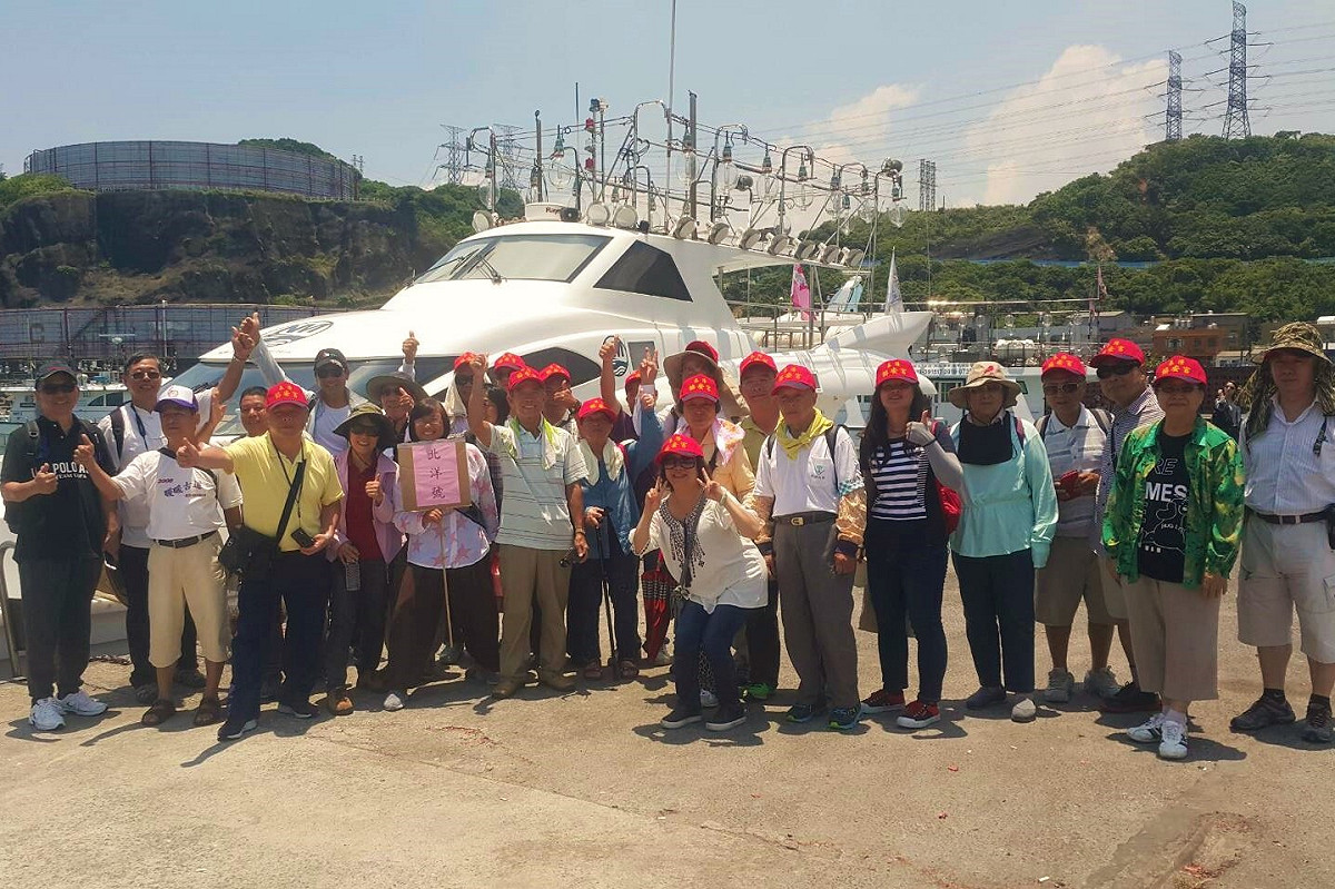 今年基隆市政府更與廟方合作，搭配今夏漁樂季活動，邀請民眾搭乘娛樂漁船共同隨著王船進行海上遊港遶境活動，隨著王爺一同出海「遊江」，體驗這項基隆特殊的海上民俗祭典。 圖：基隆市政府/提供