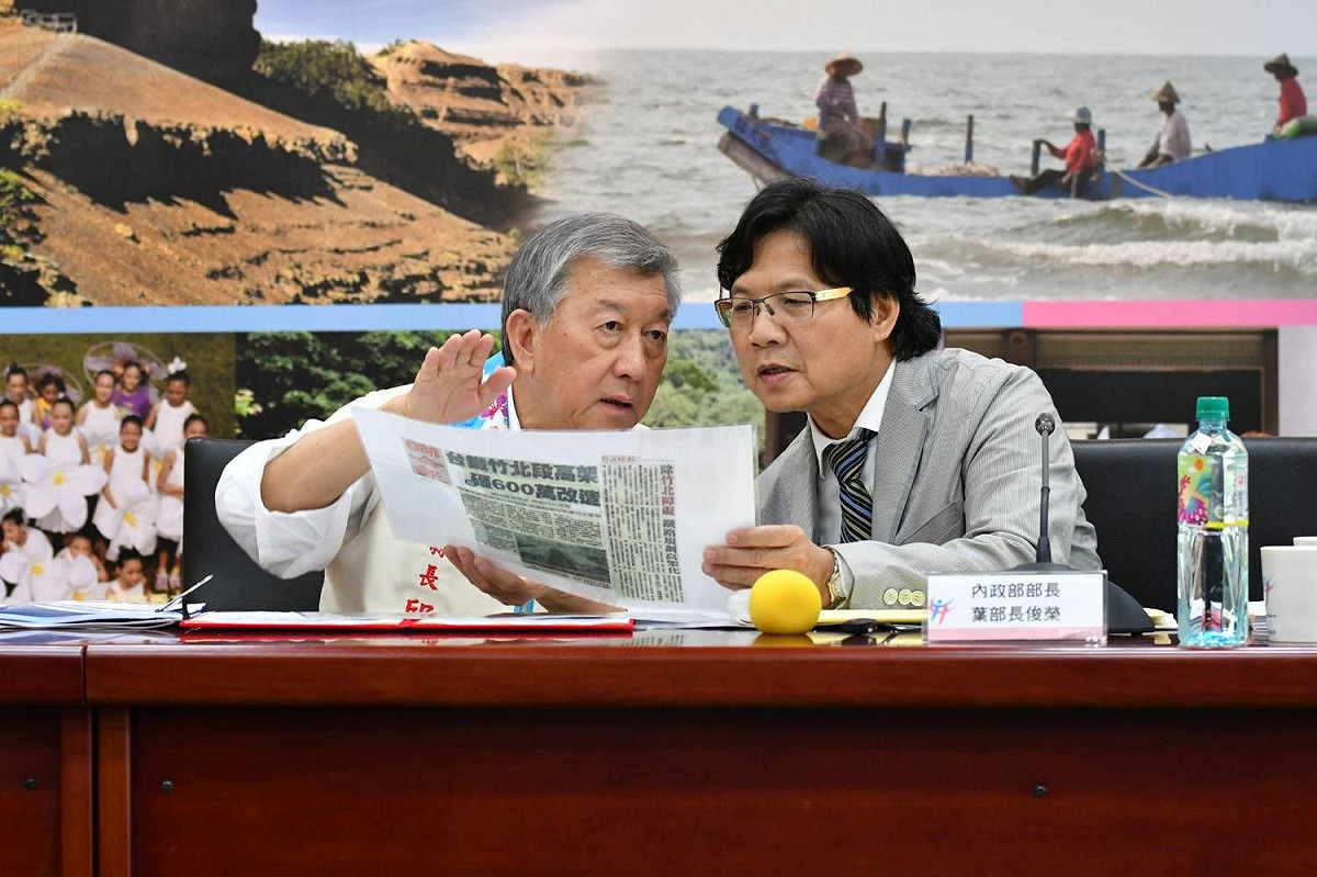 邱鏡淳11日大力以「竹東之心—中興河道生活空間再造計畫」爭取前瞻計畫城鄉建設，葉俊榮則說「感覺是相當強的案子，相信這個計畫很值得支持。」 圖：內政部／提供