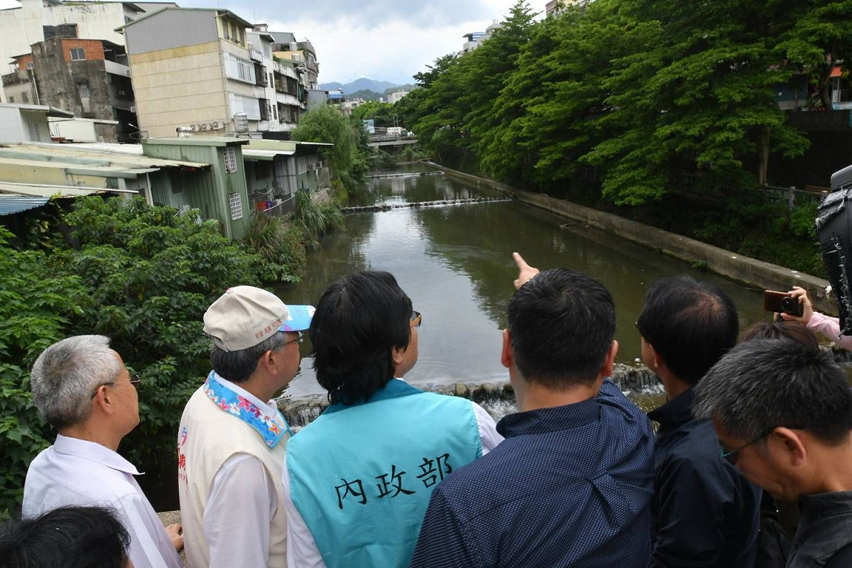 內政部長葉俊榮今（11）日前往新竹縣，與縣長邱鏡淳就「前瞻基礎建設計畫」交換意見，兩人並視察竹東鎮「中興河道」。 圖：內政部／提供