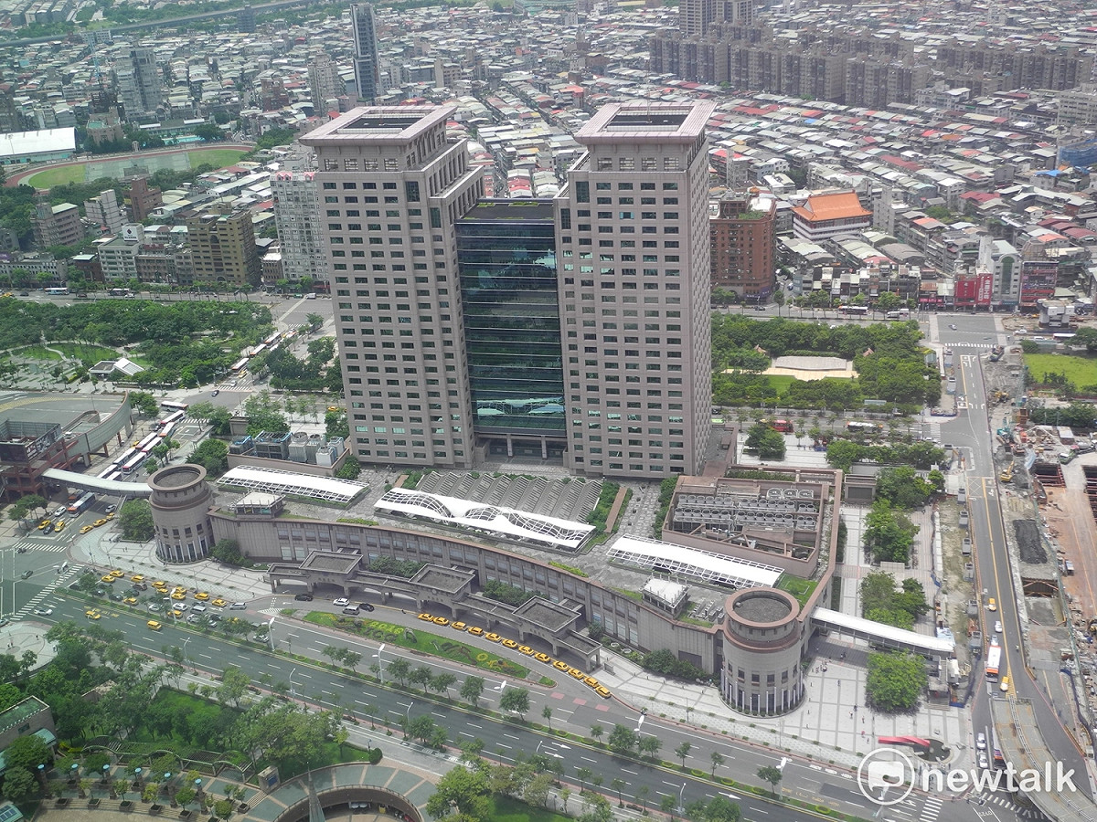 新北市新板特區位於四鐵共構的板橋車站前，每年的新北歡樂耶誕城，讓該區成了璀燦絢爛的不夜城，新板特區特專二國際觀光旅館招商，未來有3家飯店進駐：「新板希爾頓酒店」、「凱撒大飯店－板橋」及「趣淘漫旅」。 圖：王峻昌/攝