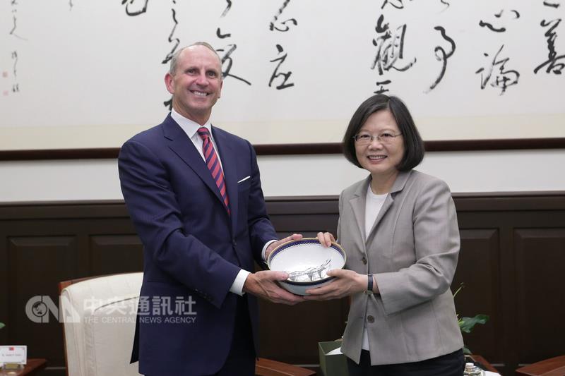 總統蔡英文（右）11日在總統府接見前美國海軍軍令部長格林納（Jonathan W. Greenert）（左），並致贈紀念禮品。  圖：總統府提供