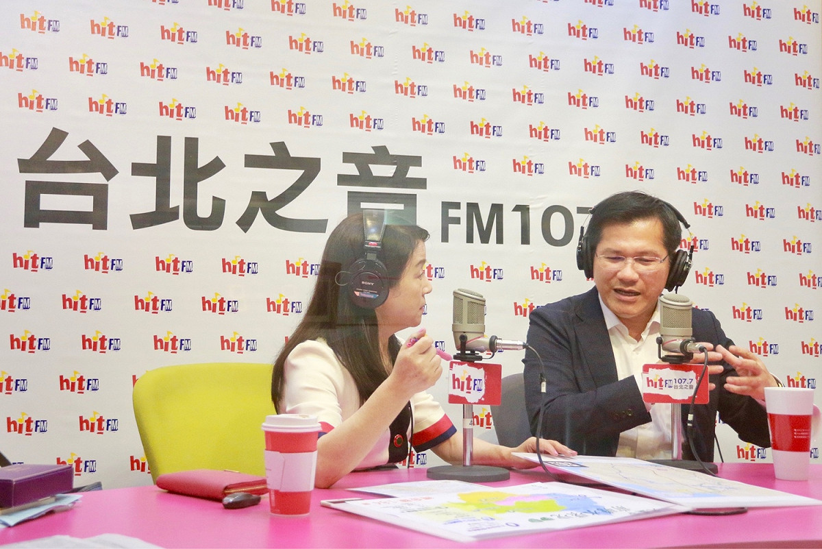 台中市長林佳龍上蔻蔻早餐節目接受主持人周玉蔻訪問。 圖 : Hit FM/提供