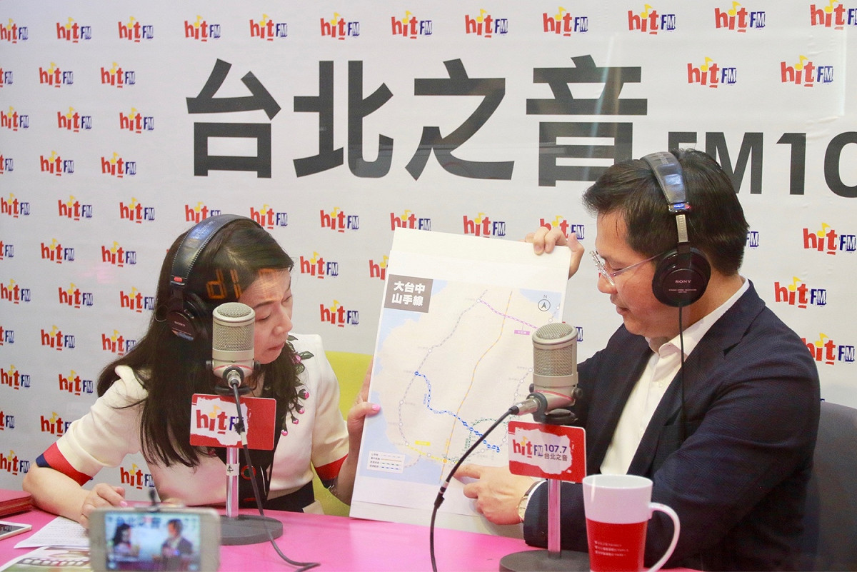 台中市長林佳龍上電台接受訪問，坦承中央政府執政滿意度差會影響地方選舉。 圖 : Hit FM/提供