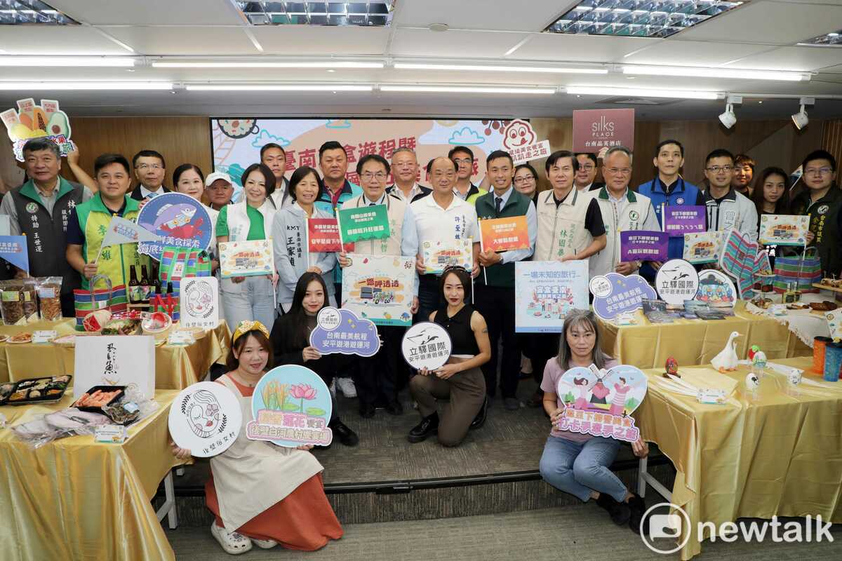 台南市政府今年首創推出「盲盒遊程」，日舉行台南盲盒遊程暨雙層巴士美食之旅宣傳記者會，台南市長黃偉哲邀請遊客如盲盒般在旅程中開箱台南，深度體驗台南。 圖：黃博郎／攝