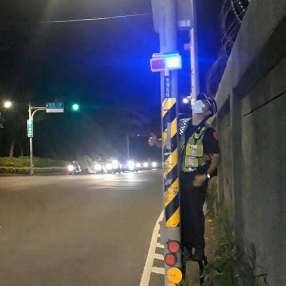 交通部表示，已請各縣市政府不宜再增設紅藍爆閃燈，並優先就已設置紅藍爆閃燈易肇事地點研擬改善計畫。 圖：翻攝自警警相繫三鶯線臉書