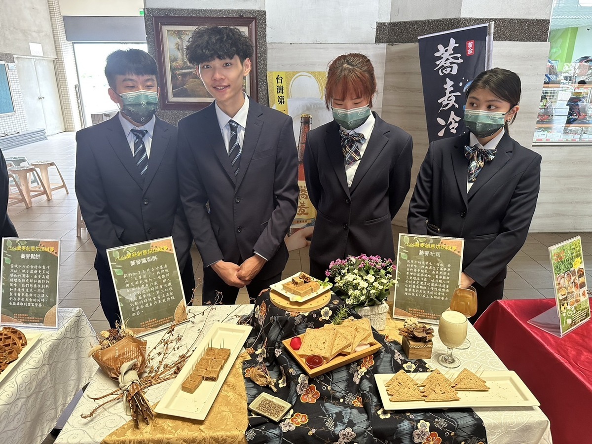 2024蕎麥創意烘焙競賽參賽學生秀出作品。 圖：黃博郎／攝