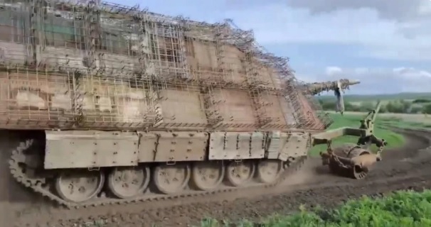 俄軍被無人機打怕了，大幅強化坦克的防禦能力防止烏克蘭無人機的攻擊，變成「海龜坦克」。 圖：翻攝自 零度 Military