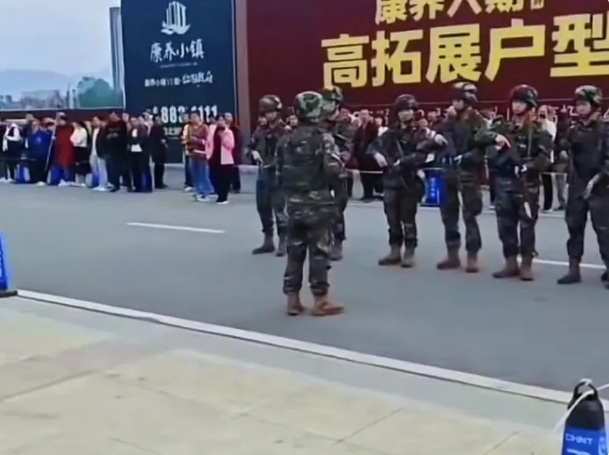 在城南醫院砍人案發生後，大批武警在城南醫院附近的學校站崗。 圖：翻攝自 南風窗