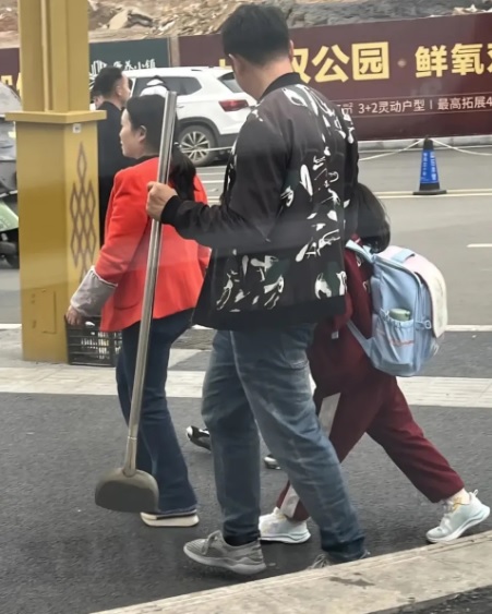 在城南醫院砍人案發生後，當地民眾拿著鐵鏟、棍棒等防身器材前往學校接小孩放學。 圖：翻攝自 南風窗