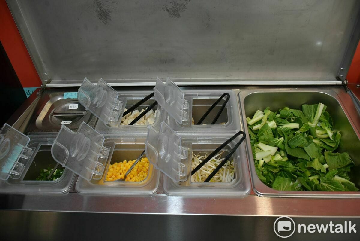店家提供六樣免費配菜。 圖：孫家銘攝