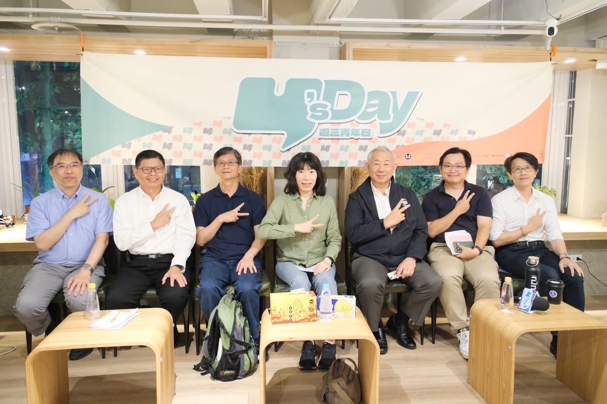 Y’s Day「週三青年日」今（8）日晚上舉辦第52場活動（「公正轉型」系列第4場），主題是：「轉廢為能，脫離魯蛇！青年不可不知的循環經濟新視野」。舞台上由左至右為陳俐甫、張國鑫、詹順貴、江雅綺、許文龍、趙家緯、董思齊。 圖：Y’s Day「週三青年日」提供