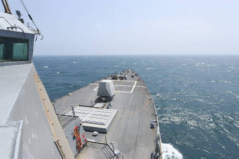 美軍海軍在官方臉書發布聲明，第7艦隊旗下勃克級飛彈驅逐艦「海爾賽號」已經依照既定行程，常規性通過台灣海峽。 圖：翻攝第7艦隊臉書