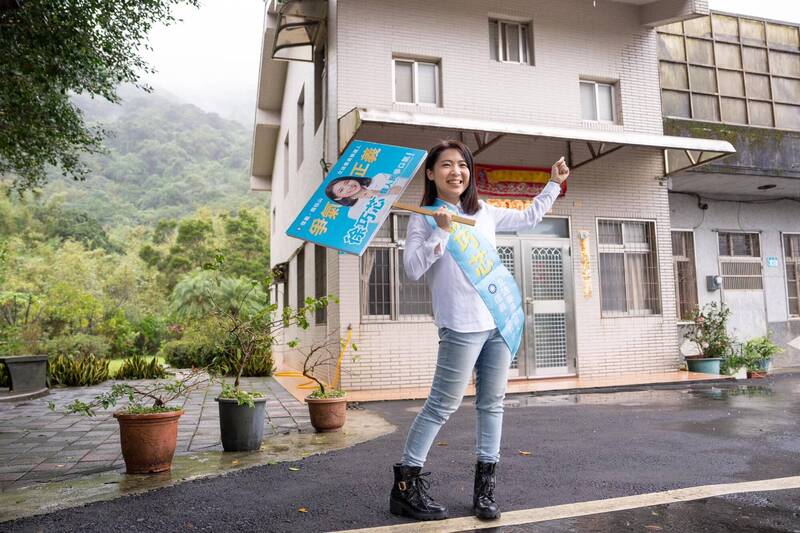 徐巧芯跑到賴清德老家笑嘻嘻拍照打卡。 圖：翻攝徐巧芯臉書