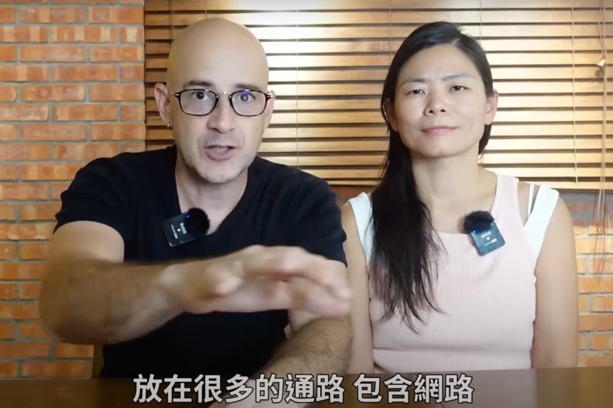 兩人決定專注在官網，不過這家台灣代理商擁有通路優勢，取得大量Meysu果汁之後，在台灣各大超商販售，甚至使用吳鳳推薦。 圖：翻攝自吳鳳Youtube