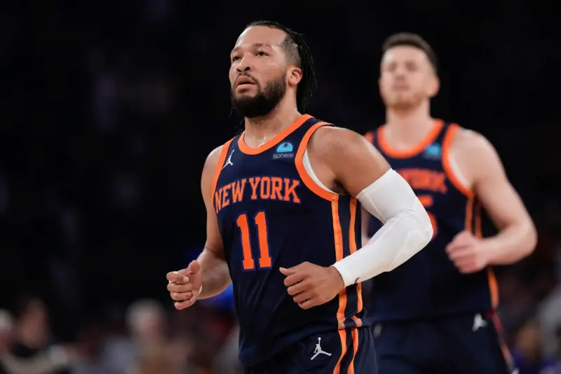 ▲本場系列賽G2尼克一哥Jalen Brunson，儘管一度因為右腳痠痛關係，返回更衣室治療，但在休息過後他則是返回球場，並攻下全隊最高29分，率尼克在主場再度取勝。（圖／美聯社／達志影像）