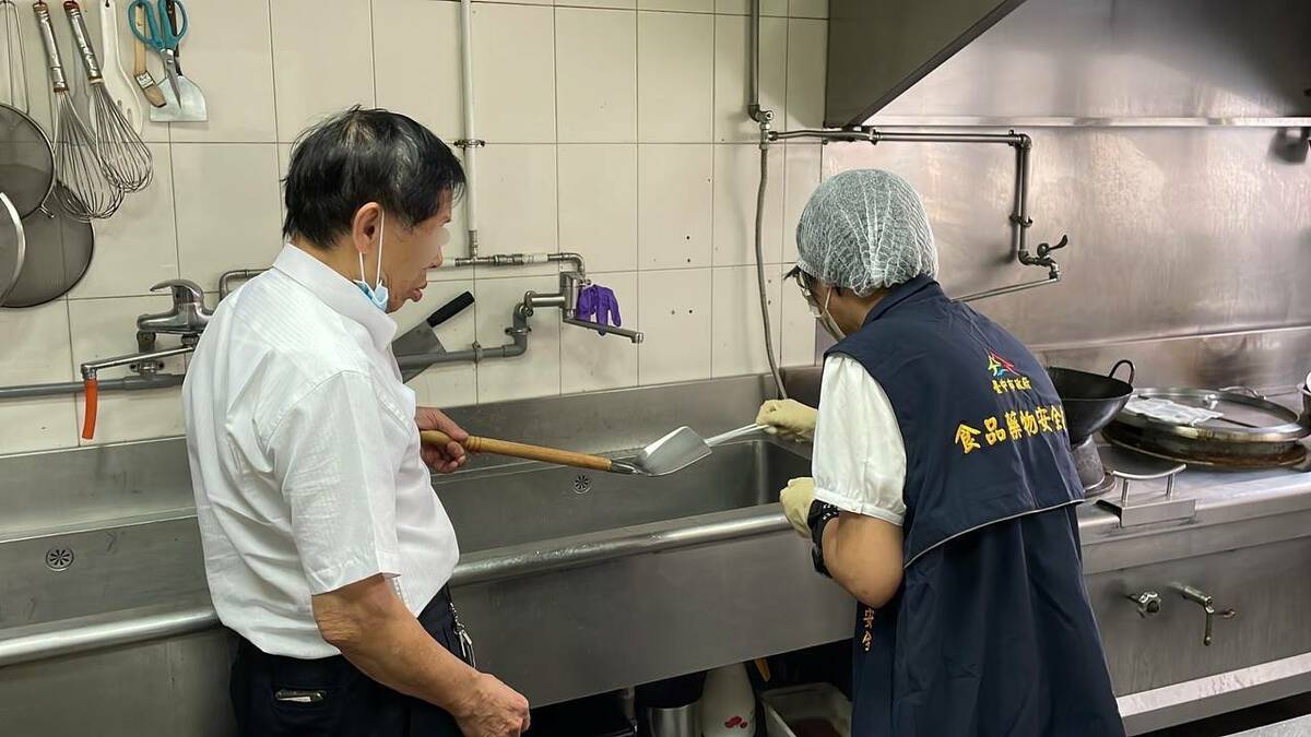 台中市食安處人員至出問題的廚房採檢。 圖：台中市食安處/提供
