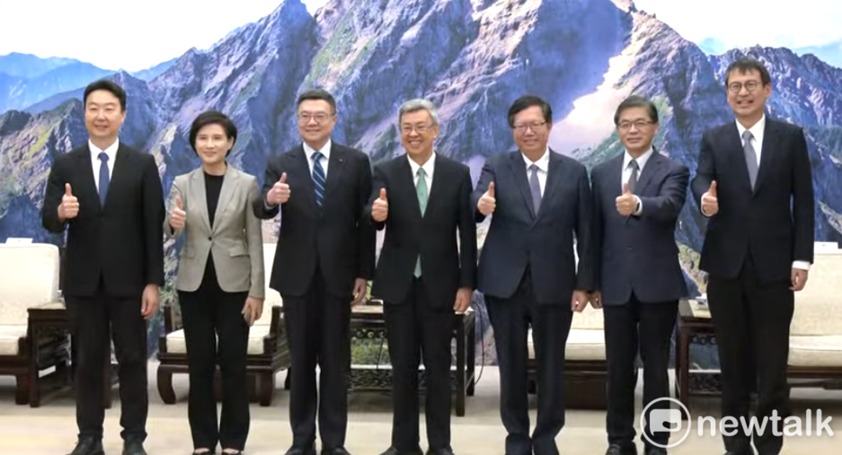 卓榮泰率領新內閣團隊拜會陳建仁。 圖：黃宣尹翻攝