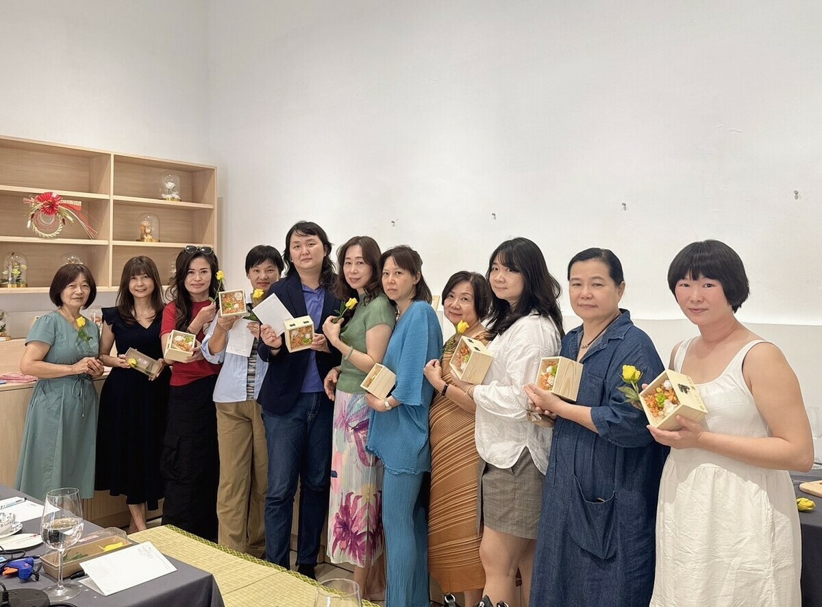 現場創作一盒時光手作永生花代表對媽媽的感恩。 圖：花苑京文創工作室/提供