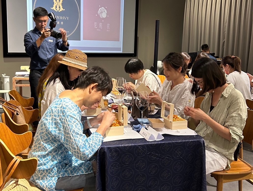 專注創作時光手作永生花。 圖：花苑京文創工作室/提供