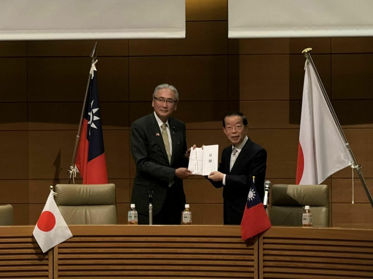 日華懇會長古屋圭司（左）代表日華議員懇談會向花蓮強震捐贈100萬日圓，以作為協助日後的花蓮重建之需，並由駐日代表謝長廷（右）接受。 圖：翻攝自古屋圭司臉書