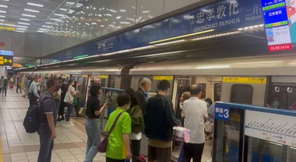 忠孝敦化站導引光條。 圖：台北大眾捷運股份有限公司／提供