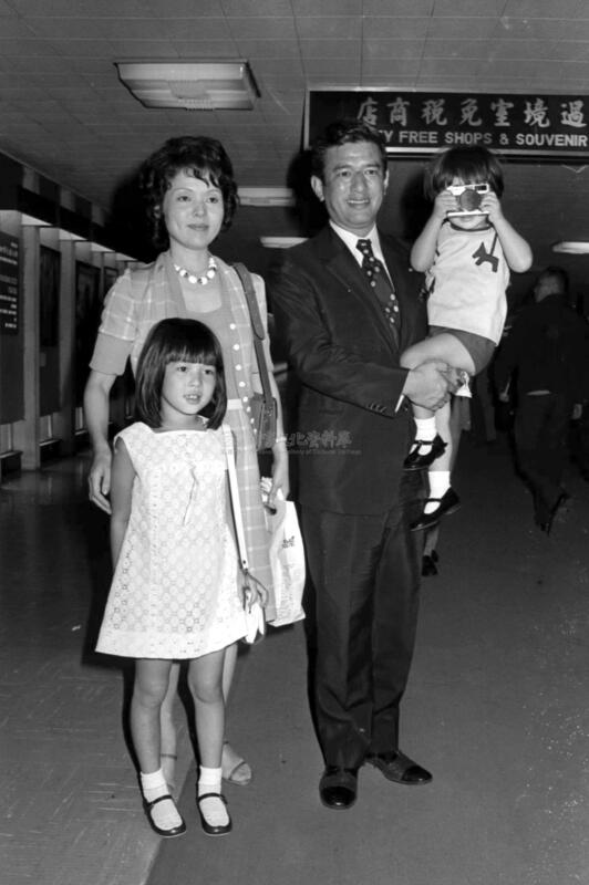 1973年8月，時任日本眾議員中山正暉（著西裝者）偕夫人與2位女兒全家來台，展開4天的訪問。 圖：國家文化記憶庫／提供
